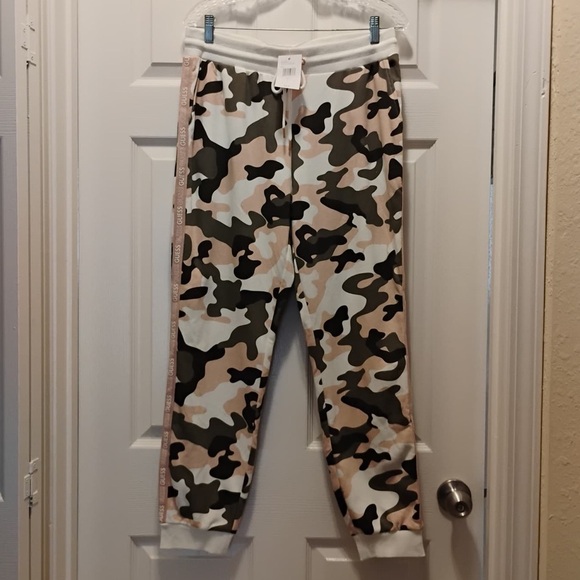 NWT Guess Camo Sweatpant Joggers Stretchy Warm Pink White Gray Size L - Picture 1 of 7